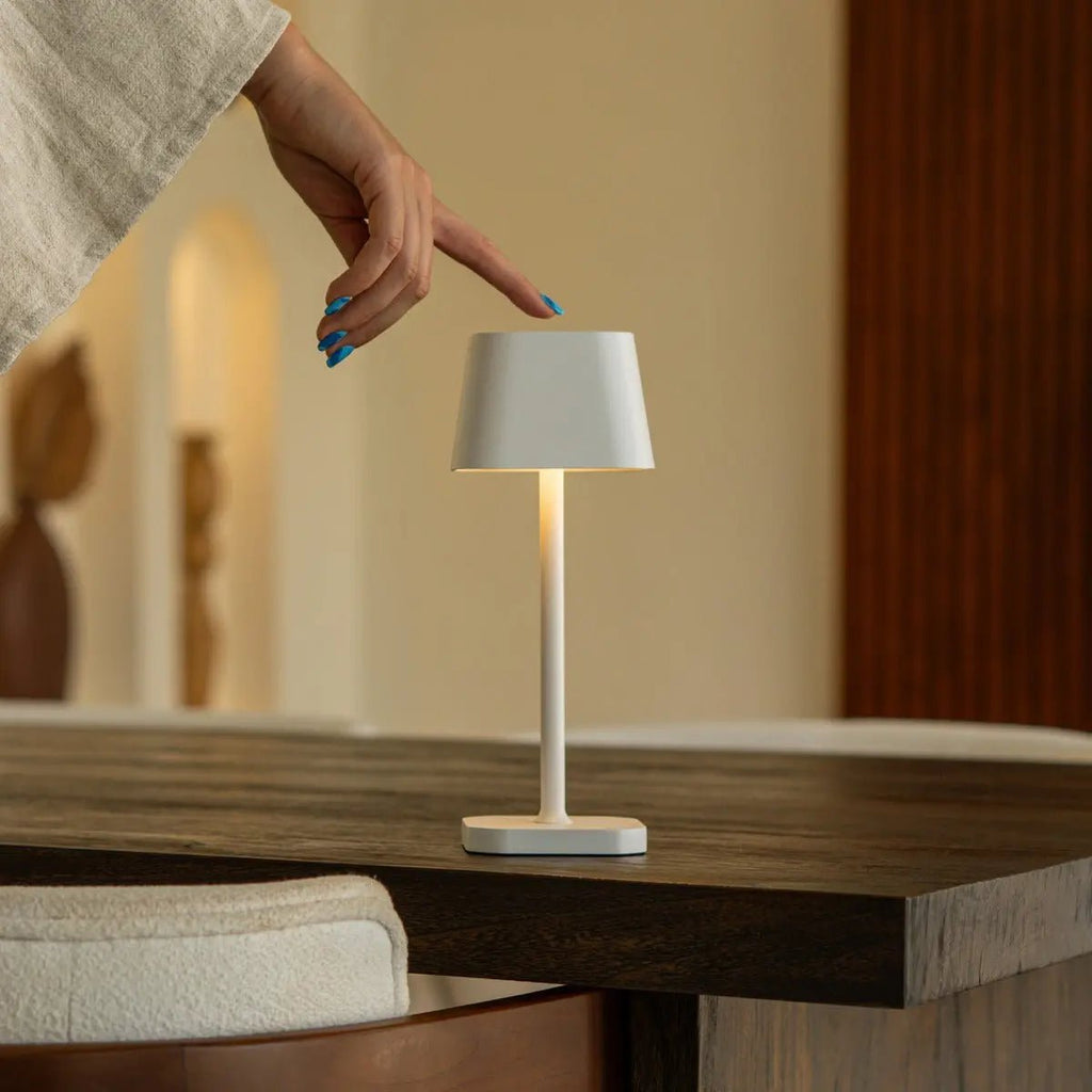 Lampe de table rechargeable Ava White – Éclairage élégant, sans fil et à intensité variable