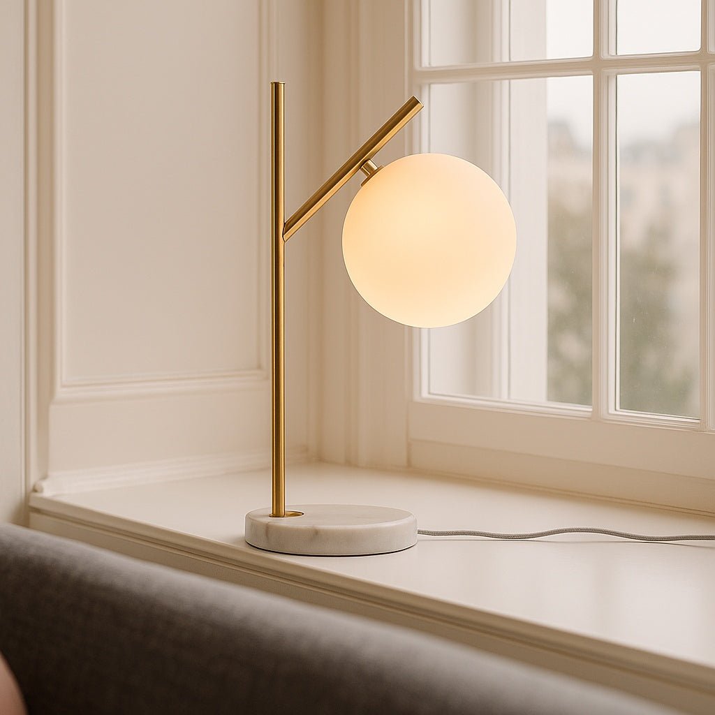 Lampe en marbre Madison avec globe en verre dépoli – Lampe de table élégante