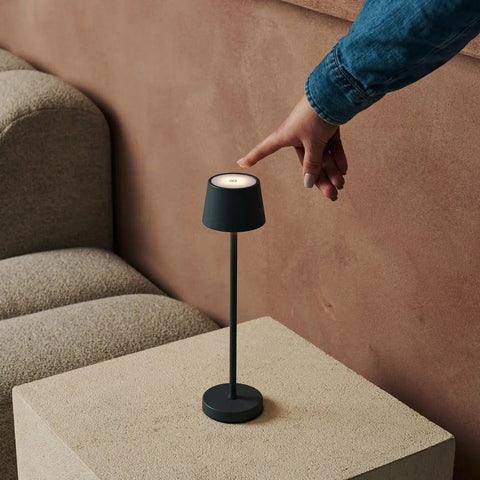 Combi Set Professional - 8 X Vondel Mini Stone Grey Grey Rechargeable Table Lampes et 1 X Station centrale Station de charge sans fil avec Q1-Technology - Parfait pour les restaurants, l'hospitalité et les hôtels
