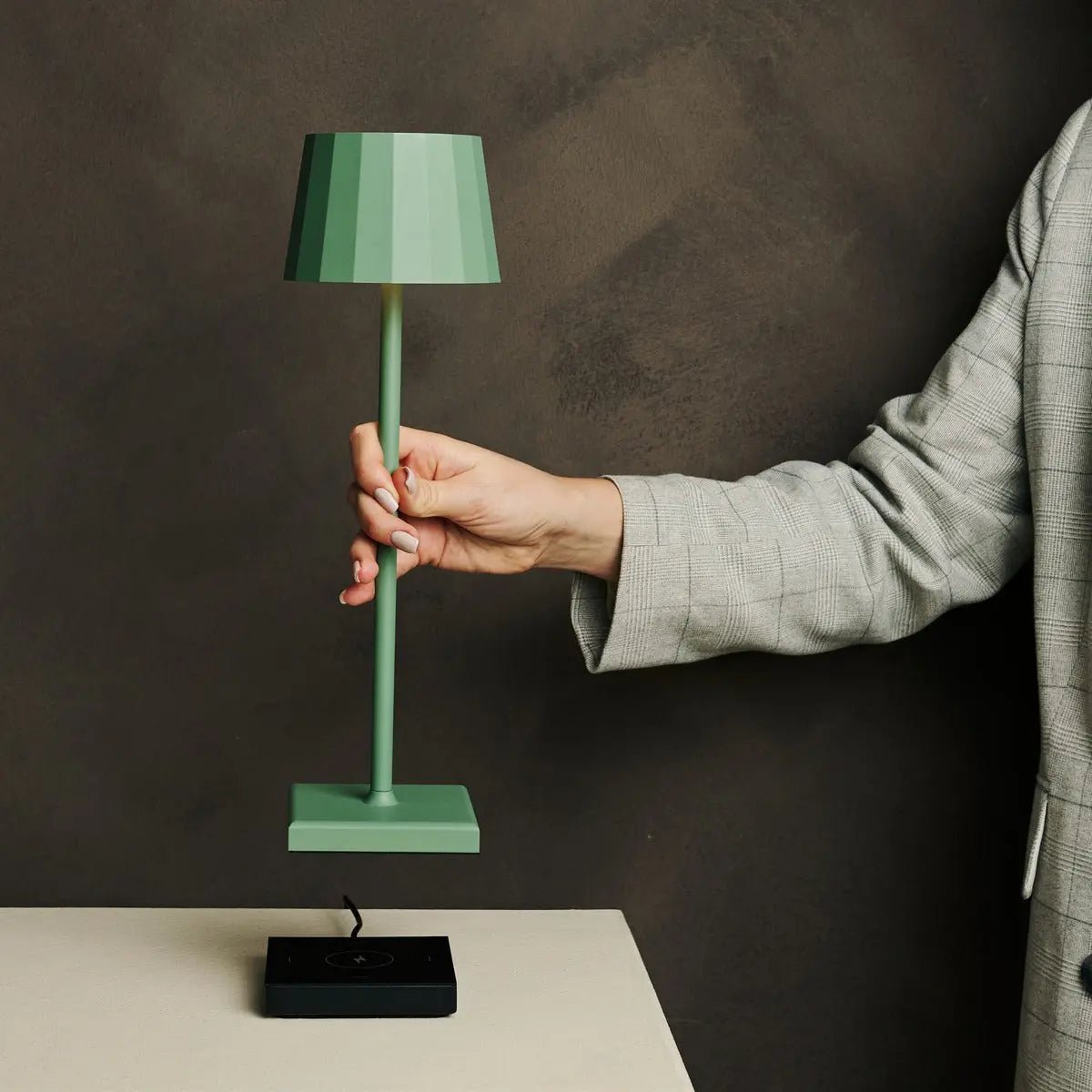Wouter Sage Green Rechargeable Table Lampe - Charge sans fil, Dimmable, durée de vie de la batterie de 120 heures