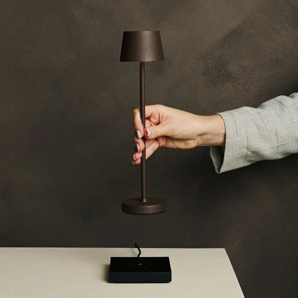 Vondel Mocha Brown Lampe rechargeable et sans fil parfaite pour l'industrie hôtelière - rechargeable sans fil via la station de charge