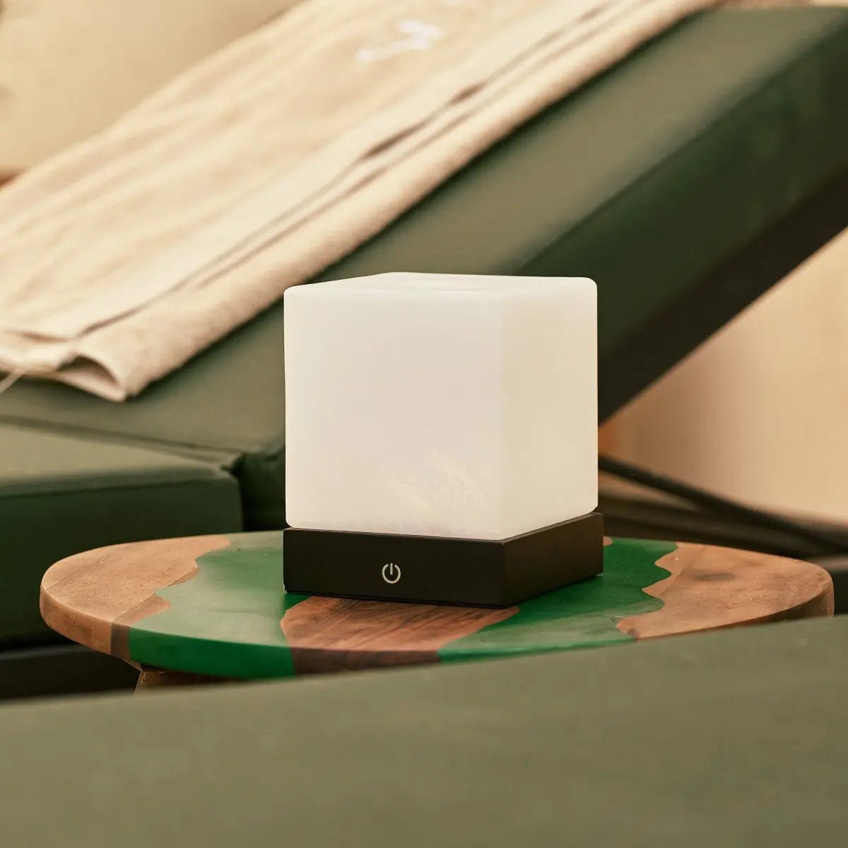 Lampe en bois sans fil noir "Yce" avec verre congelé - batterie rechargeable, dimmable, 100 heures