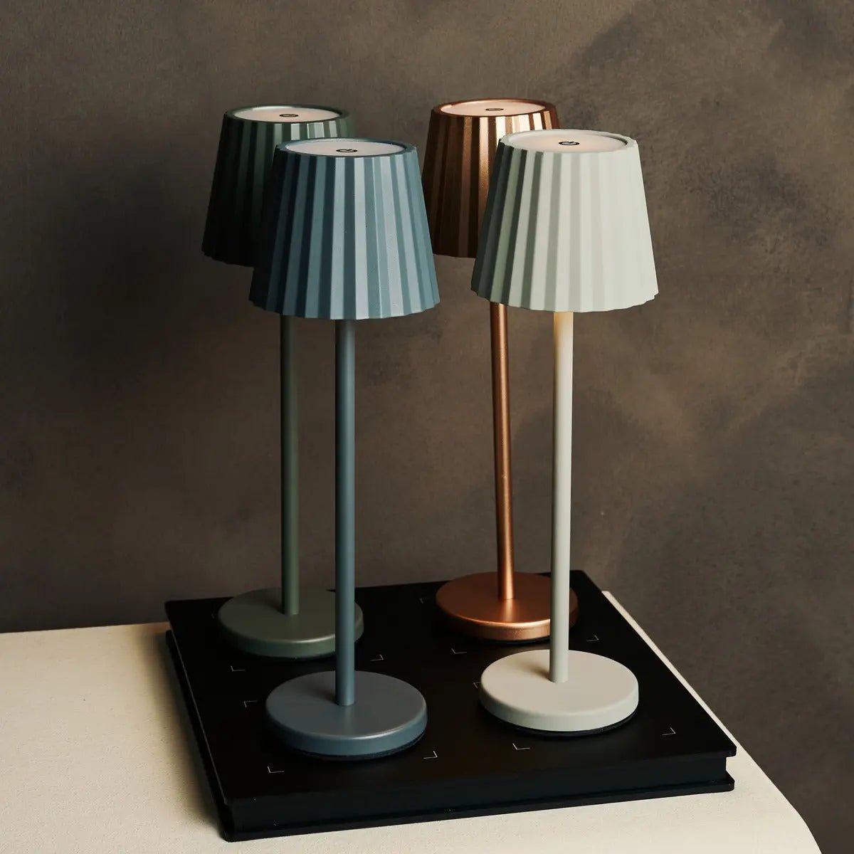 Maya Olive Green Table Table Lampe en fer - lampe dimmable et 3 modes lumineux, rechargeable via la station de charge sans fil