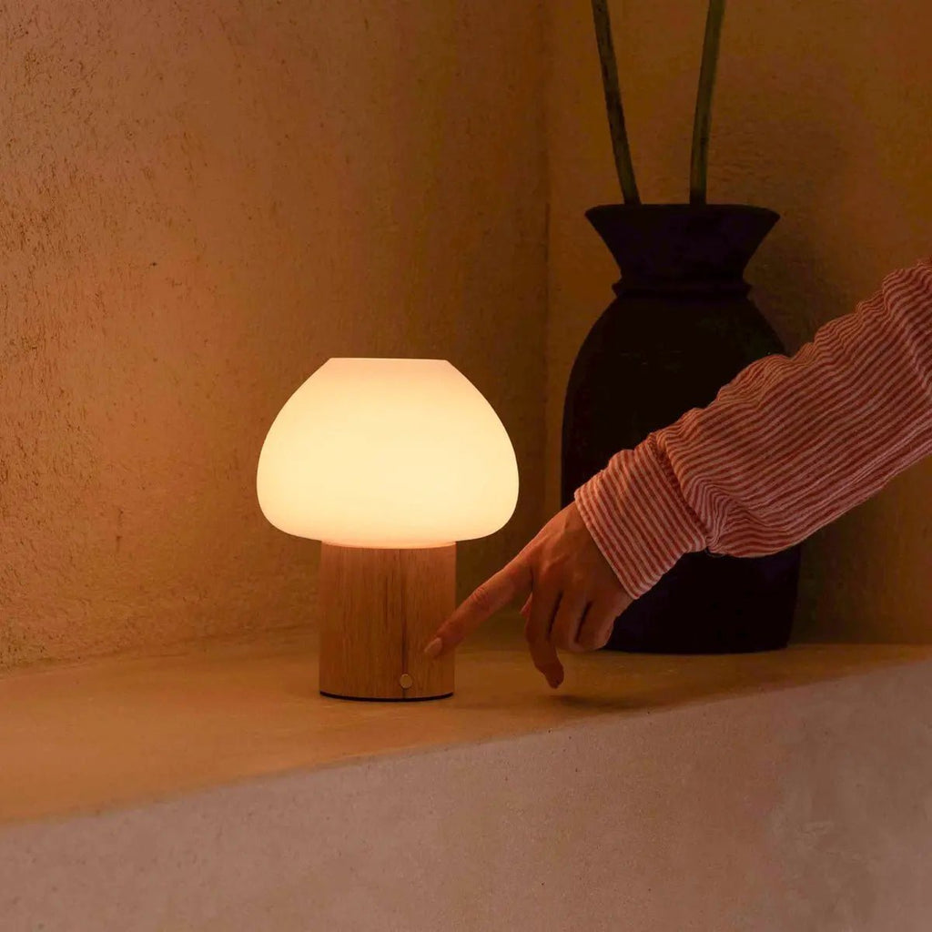 Lampe en bois "Fynn" marron clair – rechargeable, variable et élégante