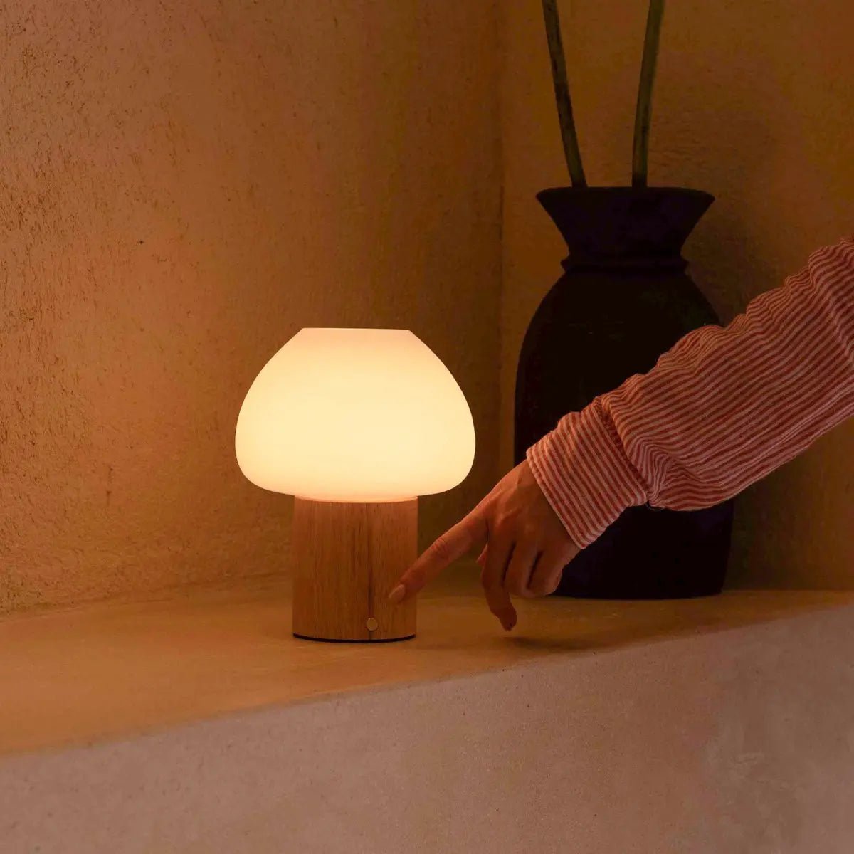 Lampe en bois "Fynn" marron clair – rechargeable, variable et élégante