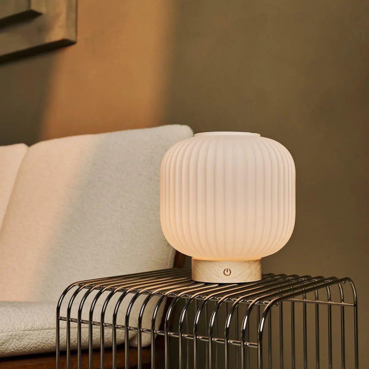 Lyla Lampe rechargeable unique - Verre givrée et base en bois, dimmable, 3 modes lumineux
