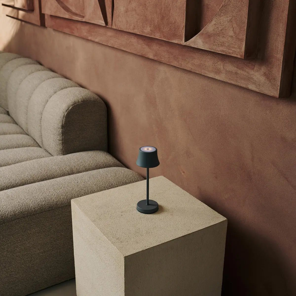 Mini Mouse Grey Grey Rechargeable Table Lampe - Charge sans fil, lampe dimmable et 3 couleurs claires