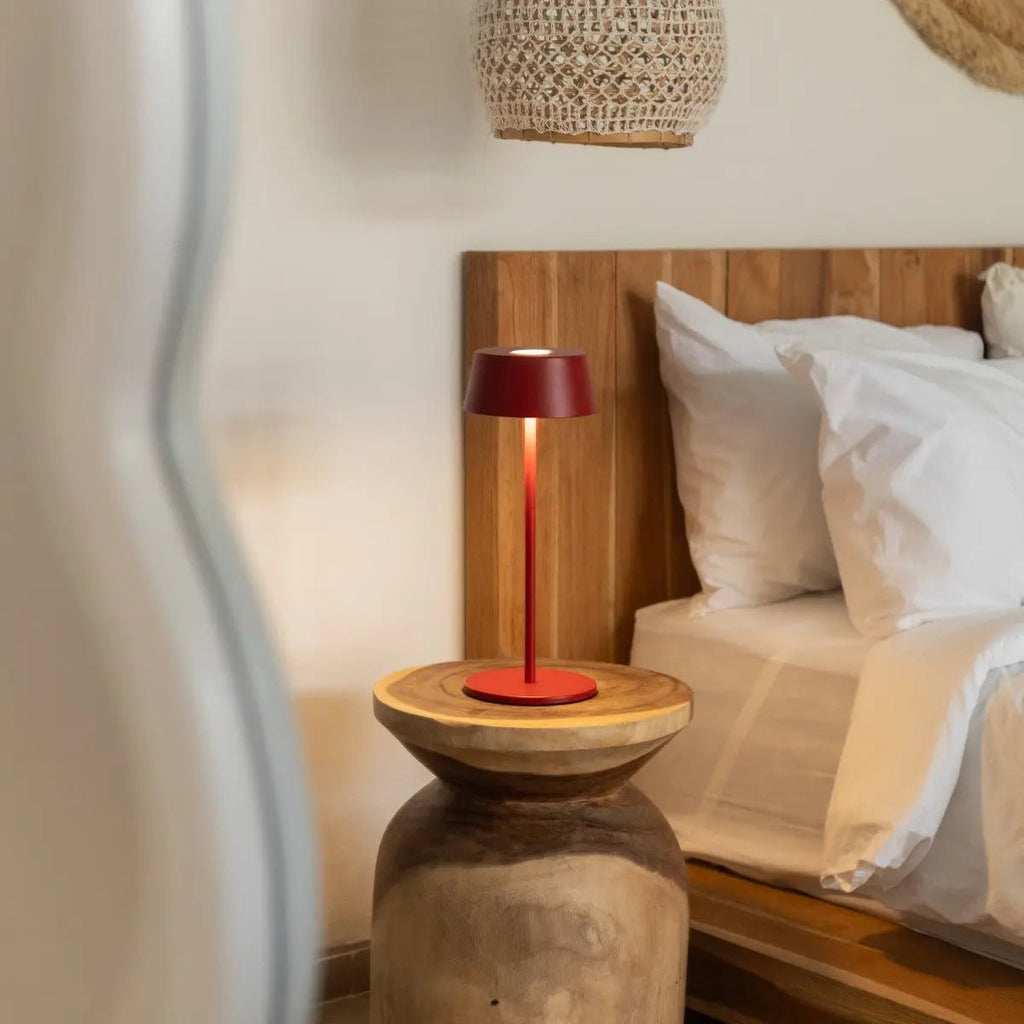 Lampe de table rechargeable en fer rouge Hugo Berry - Intensité variable, élégante et sans fil