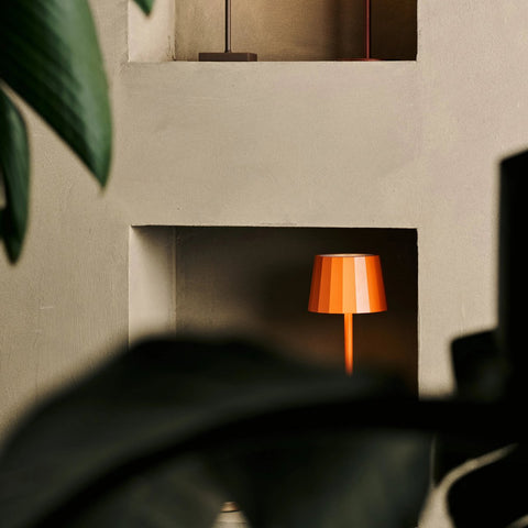 Combi set professionnel - 8 x wouter fleurs de table de table rechargeable orange et 1 x station de charge sans fil avec Qi-technologie - parfait pour les restaurants, l'hospitalité et les hôtels