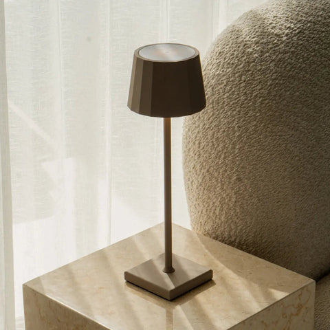 Lampe de table rechargeable en fer William Koala Brown – Intensité variable, chargement USB-C, autonomie de 120 heures