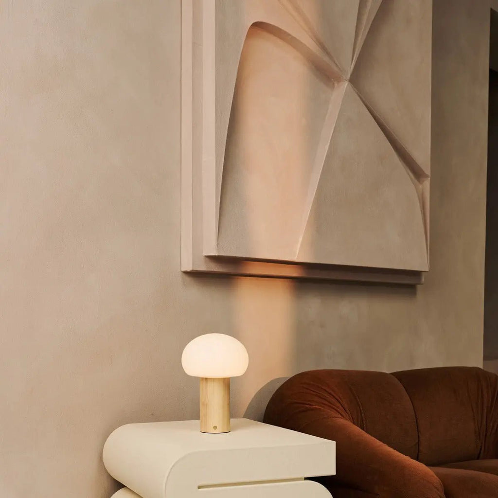 Lampe de table en bois marron clair avec verre et batterie rechargeable | Éclairage dimmable et polyvalent